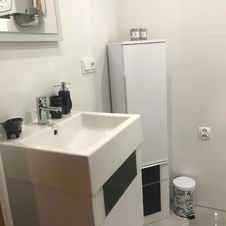 Apartament Nadia 2 アパート ギジツコ