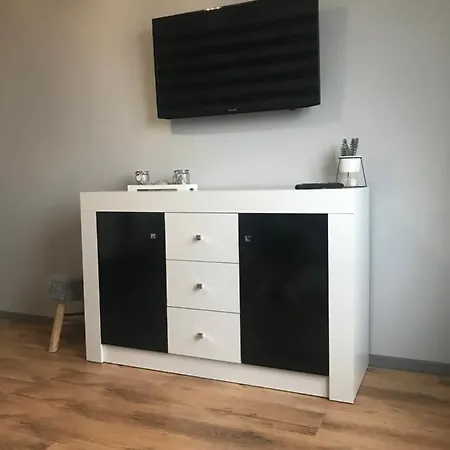 Apartament Nadia 2 アパート ギジツコ